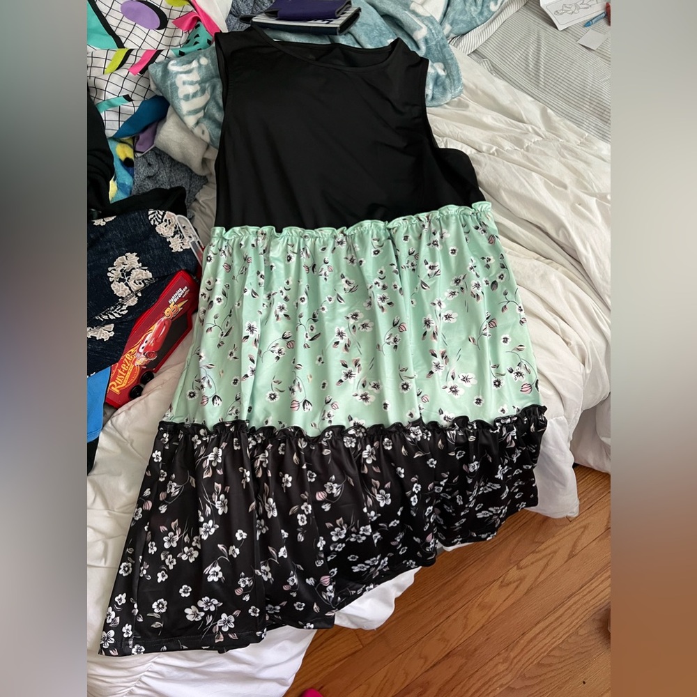 NWTs-Women’s XL floral dress.